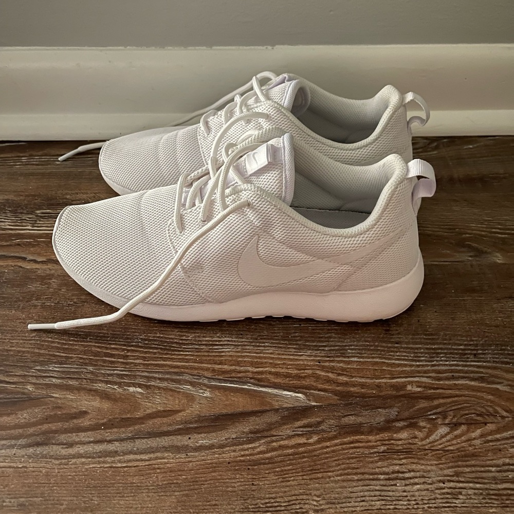White Nike tennis shoes